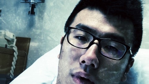 邹雨宸手术顺利晒图致谢，坚强“肘子”全力回归