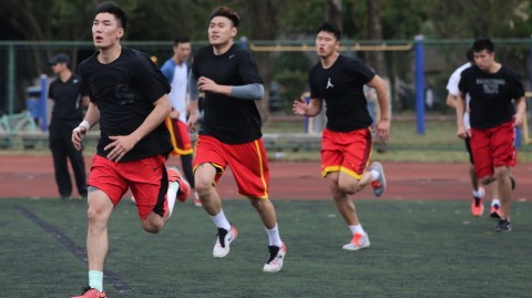 海埂欢笑与汗水：中国男篮田径场的“痛”并快乐着