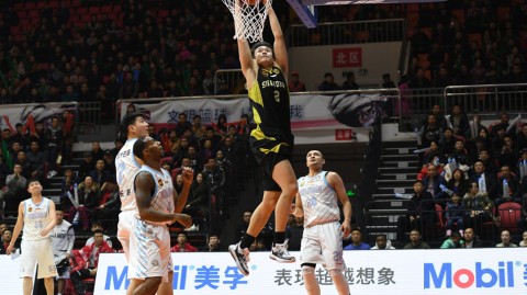 天山脚下三剑客围剿“丁神”，这轮季后赛燃爆了！