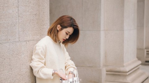 李根娇妻街头漫步宛若画中人，硬汉背后的温柔她撑起一片天