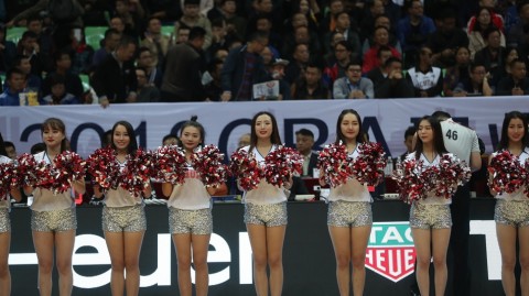 川辽大战激情上演 篮球宝贝舞动蓉城