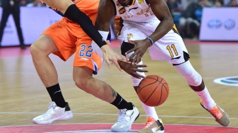 CBA激战夜：汾酒vs大鲨鱼空中博弈，东北虎金强内线角力，广厦北控上演灵动一击