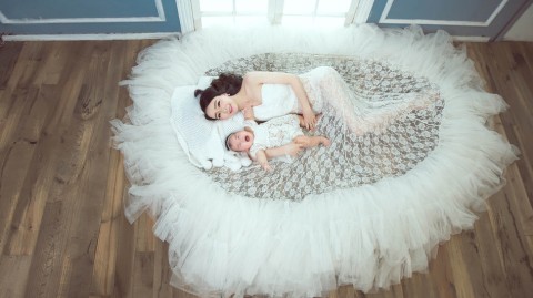 孟达娇妻与爱女定格唯美瞬间 产后身材依旧火辣羡煞旁人