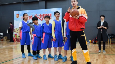 赵继伟方硕携手小篮球公益项目 全明星周末传递大梦想