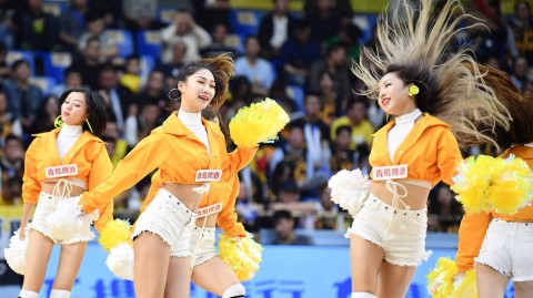 青春热舞点燃杭城 广厦主场首战福建赛场边的亮丽风景线