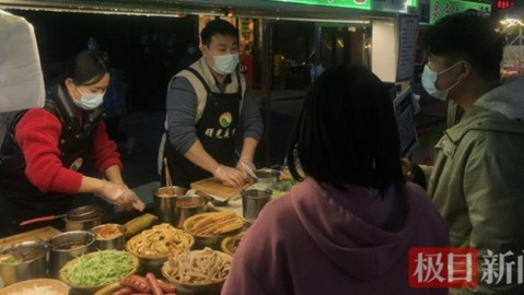 煎饼摊儿月入三万？这行水多深，创新和血汗哪个更赚钱