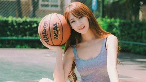 球场湿身谜团：美女球迷的矿泉水与汗水
