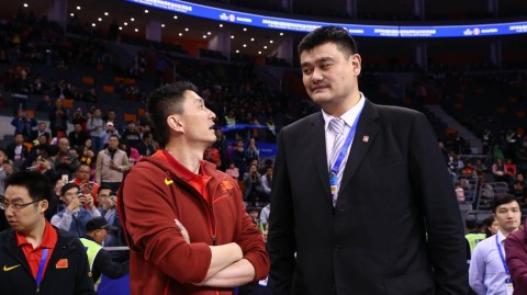 姚明赠袍，易建联接过的不仅是荣誉更是中国男篮的火炬