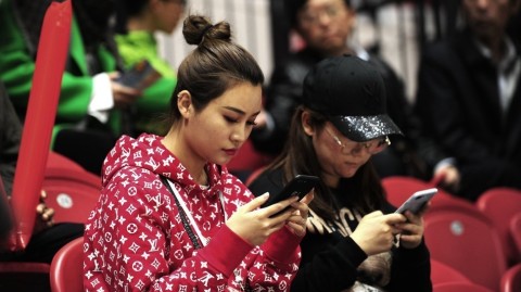 疆辽大战温情一幕：李根爱妻丸子头造型惊艳看台