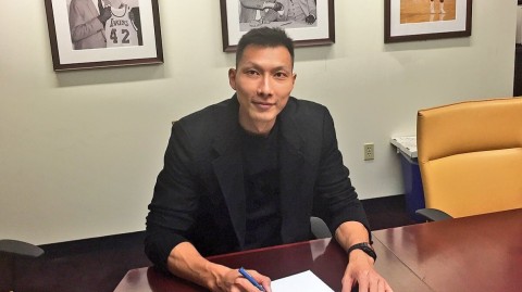 易建联重返NBA加盟湖人，自信微笑开启紫金新篇章