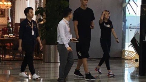 易建联夫妇街头漫步，模特妻子荆灵低调代言自家品牌