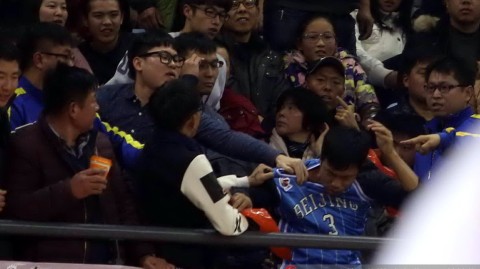 江苏主场大胜北京，球迷误入阵营引发冲突