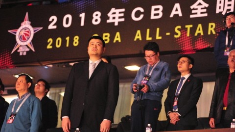 姚明现身星锐赛再送经典表情包 场边萌态引球迷热议