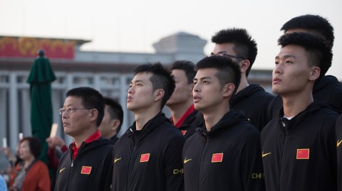 清晨天安门广场的庄严一课：中国男篮红队以热血致敬祖国