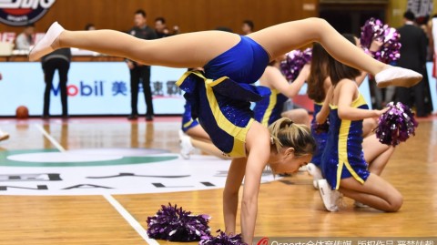 广州龙狮主场靓丽风景线，洋宝贝领衔啦啦队热舞引爆全场