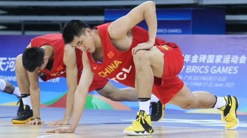 金砖赛场初试锋芒，杜锋与韩德君共筑中国男篮蓝队内线新篇章