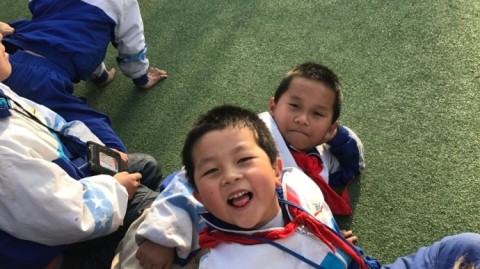 飞虎心连哑虎情：新疆男篮用篮球搭建无声世界的关爱桥梁