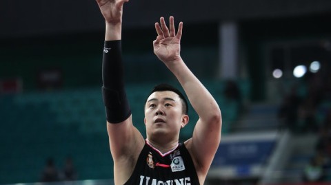 羊城铁骑终结辽篮连胜，季后赛席位之争烽烟四起