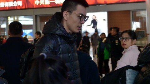 辽篮将士载誉归 众球迷深情守候暖寒冬