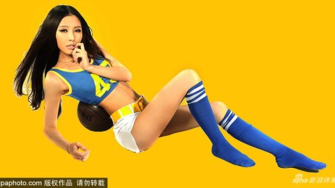 万米高空的助威：明星空姐赵亚璐化身篮球宝贝，性感写真力挺中国男篮