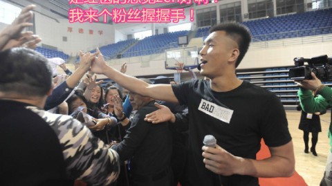 郭艾伦的欢乐假期：从网红歌手到困倦大男孩