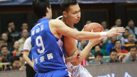CBA激战夜：阿联意外伤退令人忧，群星闪耀上演速度与激情大比拼