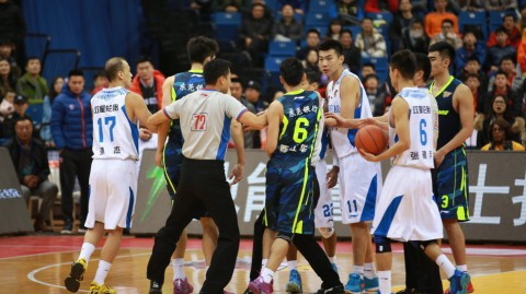 青岛寒夜中的火爆一幕：陈江华遭“暗拳”拂面，瞬间引爆赛场冲突