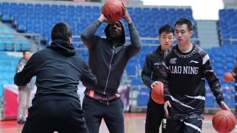中国男篮职业联赛第十九轮前瞻：辽宁衡润队训练备战 兰多夫发型随意似邻家大男孩