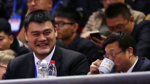 姚明现身督战新馆启航，男篮红队残阵轻取香港取世预赛开门红