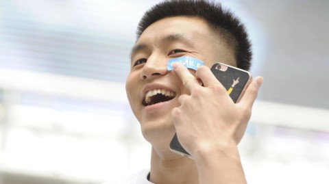 郭艾伦的招牌笑容与暖心瞬间：记录“亚洲第一控卫”的宠粉时刻